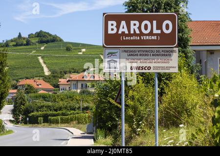 Panneau routier du village de Barolo, site de l'UNESCO, Italie Banque D'Images