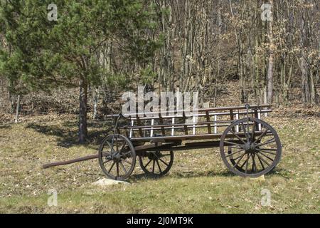 Ancien tablier en bois sur quatre roues. Chariot à quatre roues ancien de cheval vintage. Banque D'Images