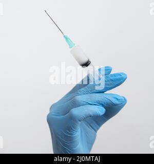 Médecin préparant le vaccin (1) Banque D'Images