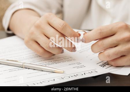 Gros plan des mains tenant l'anneau de mariage Banque D'Images