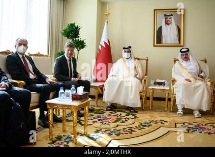 20 mars 2022, Qatar, Doha : Robert Habeck (2nd de gauche, Bündnis 90/Die Grünen), Ministre fédéral des affaires économiques et de la protection du climat, et Sheikh Mohammed bin Hamad bin Kasim al-Abdullah Al Thani (2nd de droite), Ministre du commerce et de l'industrie du Qatar, rencontrent leurs délégations pour des entretiens au Ministère du commerce et de l'industrie. Claudius Fischbach, ambassadeur d'Allemagne au Qatar, est assis à gauche. Le ministre de l'économie et de la protection du climat, Habeck, effectue une visite de trois jours dans le golfe Persique. Au Qatar et dans les Émirats arabes Unis (eau), il organise de nombreuses discussions sur les énergies possibles Banque D'Images