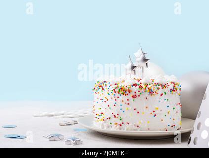 Gâteau d'anniversaire avec saupoudrer Banque D'Images