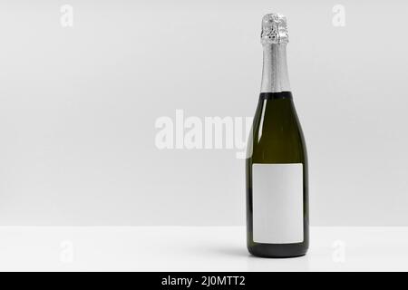 Bouteille de champagne avec fond blanc Banque D'Images