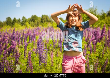 Petite fille sur la prairie de fleurs. Concept d'enfance heureuse, enfant s'amusant. Banque D'Images