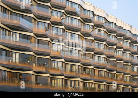 Façade d'un immeuble moderne avec beaucoup de verre vu à Berlin, Allemagne Banque D'Images