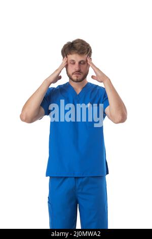 Infirmière masculine stressée avec des maux de tête isolés sur fond blanc Banque D'Images