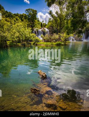 Cascades étonnantes de chute d'eau de Kravica en Bosnie-Herzégovine Banque D'Images