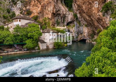 Monastère de Dervish ou tekke au printemps de la rivière Buna dans la ville de Blagaj, Bosnie-Herzégovine Banque D'Images