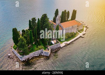 Vue aérienne de l'île Saint George près de Perast au Monténégro Banque D'Images