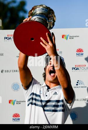 Sydney, Australie. 20th mars 2022. Harrison Crowe (A) d'Australie célèbre avec son trophée après avoir remporté l'Open de Nouvelle-Galles du Sud 2022 au Concord Golf Club le 20 mars 2022 à Sydney, en Australie. (Usage éditorial seulement) Credit: Izhar Ahmed Khan/Alamy Live News/Alamy Live News Banque D'Images
