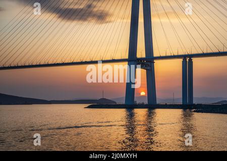 Vue sur le coucher du soleil sur le long pont de câble à Vladivostok, extrême-Orient de la Russie Banque D'Images