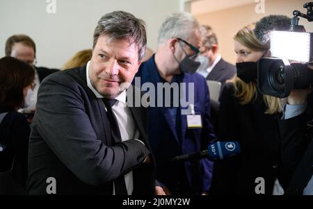 20 mars 2022, Qatar, Doha: Robert Habeck (Bündnis 90/Die Grünen), ministre allemand de l'économie et de la protection du climat, s'adresse aux représentants des médias après avoir parlé avec le ministre du Commerce et de l'Industrie du Qatar au ministère du Commerce et de l'Industrie. Le ministre de l'économie et de la protection du climat, M. Habeck, effectue une visite de trois jours dans le golfe Persique. Il tient de nombreuses discussions au Qatar et aux Émirats arabes Unis (eau) sur les importations possibles d'énergie en provenance des États du Golfe. En conséquence de la guerre d'Ukraine, l'Allemagne veut réduire sa dépendance vis-à-vis des importations d'énergie russe. Photo: Bernd von Jutrczenka/dpa Banque D'Images