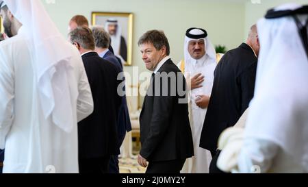 20 mars 2022, Qatar, Doha: Robert Habeck (Bündnis 90/Die Grünen), Ministre fédéral des affaires économiques et de la protection du climat, tient sa réunion avec le Ministre du commerce et de l'industrie du Qatar une salle de réunion au Ministère du commerce et de l'industrie. Le ministre de l'économie et de la protection du climat, M. Habeck, effectue une visite de trois jours dans le golfe Persique. Il tient de nombreuses discussions au Qatar et aux Émirats arabes Unis (eau) sur les importations possibles d'énergie en provenance des États du Golfe. En conséquence de la guerre d'Ukraine, l'Allemagne veut réduire sa dépendance vis-à-vis des importations d'énergie russe. Photo: Bernd von Jutrczenka/dpa Banque D'Images