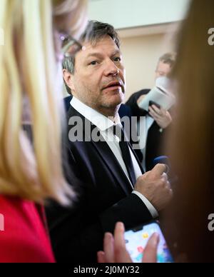 20 mars 2022, Qatar, Doha: Robert Habeck (Bündnis 90/Die Grünen), ministre allemand de l'économie et de la protection du climat, s'adresse aux représentants des médias après avoir parlé avec le ministre du Commerce et de l'Industrie du Qatar au ministère du Commerce et de l'Industrie. Le ministre de l'économie et de la protection du climat, M. Habeck, effectue une visite de trois jours dans le golfe Persique. Il tient de nombreuses discussions au Qatar et aux Émirats arabes Unis (eau) sur les importations possibles d'énergie en provenance des États du Golfe. En conséquence de la guerre d'Ukraine, l'Allemagne veut réduire sa dépendance vis-à-vis des importations d'énergie russe. Photo: Bernd von Jutrczenka/dpa Banque D'Images