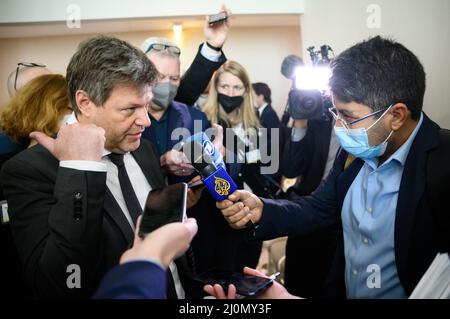 20 mars 2022, Qatar, Doha: Robert Habeck (Bündnis 90/Die Grünen), ministre allemand de l'économie et de la protection du climat, s'adresse aux représentants des médias après avoir parlé avec le ministre du Commerce et de l'Industrie du Qatar au ministère du Commerce et de l'Industrie. Le ministre de l'économie et de la protection du climat, M. Habeck, effectue une visite de trois jours dans le golfe Persique. Il tient de nombreuses discussions au Qatar et aux Émirats arabes Unis (eau) sur les importations possibles d'énergie en provenance des États du Golfe. En conséquence de la guerre d'Ukraine, l'Allemagne veut réduire sa dépendance vis-à-vis des importations d'énergie russe. Photo: Bernd von Jutrczenka/dpa Banque D'Images