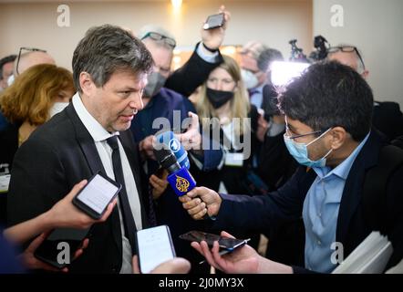 20 mars 2022, Qatar, Doha: Robert Habeck (Bündnis 90/Die Grünen), ministre allemand de l'économie et de la protection du climat, s'adresse aux représentants des médias après avoir parlé avec le ministre du Commerce et de l'Industrie du Qatar au ministère du Commerce et de l'Industrie. Le ministre de l'économie et de la protection du climat, M. Habeck, effectue une visite de trois jours dans le golfe Persique. Il tient de nombreuses discussions au Qatar et aux Émirats arabes Unis (eau) sur les importations possibles d'énergie en provenance des États du Golfe. En conséquence de la guerre d'Ukraine, l'Allemagne veut réduire sa dépendance vis-à-vis des importations d'énergie russe. Photo: Bernd von Jutrczenka/dpa Banque D'Images