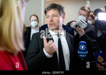 20 mars 2022, Qatar, Doha: Robert Habeck (Bündnis 90/Die Grünen), ministre allemand de l'économie et de la protection du climat, s'adresse aux représentants des médias après avoir parlé avec le ministre du Commerce et de l'Industrie du Qatar au ministère du Commerce et de l'Industrie. Le ministre de l'économie et de la protection du climat, M. Habeck, effectue une visite de trois jours dans le golfe Persique. Il tient de nombreuses discussions au Qatar et aux Émirats arabes Unis (eau) sur les importations possibles d'énergie en provenance des États du Golfe. En conséquence de la guerre d'Ukraine, l'Allemagne veut réduire sa dépendance vis-à-vis des importations d'énergie russe. Photo: Bernd von Jutrczenka/dpa Banque D'Images