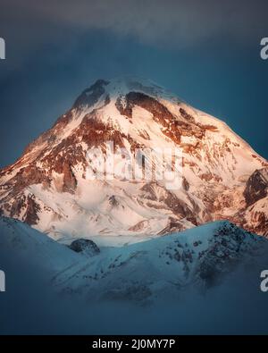 Le sommet de la montagne de Kazbek vue spectaculaire au lever du soleil d'hiver, Géorgie Banque D'Images