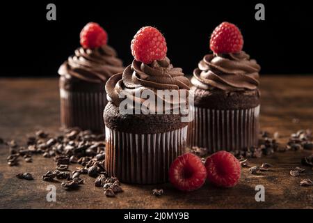 Gros plan sur de délicieux petits gâteaux au chocolat avec de la framboise Banque D'Images
