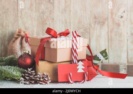Cannes de bonbons avec enveloppes rouges cadeaux Banque D'Images