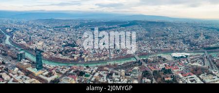 Panorama aérien du centre-ville de Tbilissi et de la rivière Kura, Géorgie Banque D'Images
