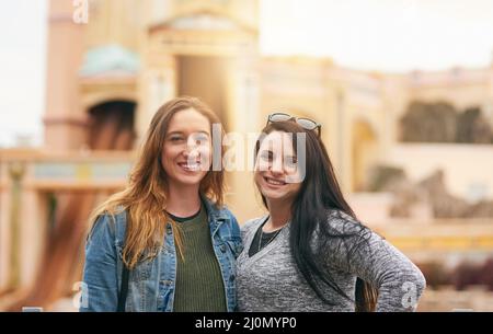 Dehors et autour avec ma bestie. Portrait de deux meilleures amies féminines dans un parc d'attractions à l'extérieur. Banque D'Images