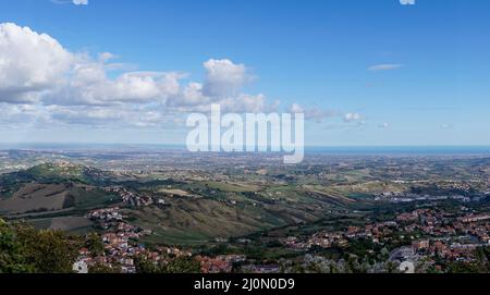 Vue sur le paysage des montagnes Apennine et Saint-Marin avec la mer Adriatique en arrière-plan Banque D'Images