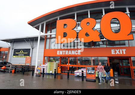 Photo du dossier datée du 19/3/13 d'une vue générique d'un magasin B&Q. Kingfisher, propriétaire de B&Q, devrait tenter de rassurer les investisseurs sur le fait que le boom du bricolage provoqué par une pandémie est toujours solide, malgré une baisse de confiance des consommateurs, car il rapporte ses derniers résultats financiers. Date de publication : dimanche 20 mars 2022. Banque D'Images