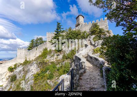 Le château de Rocca della Guaita, au sommet de la montagne, dans la capitale de Saint-Marin Banque D'Images