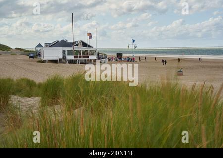 Zeeland, Hollande - 27 septembre 2021 : Club de plage sur la plage des pays-Bas. Restaurant sur la dune dans le sable. Bâtiment Horizon près de Brouwersdam i Banque D'Images