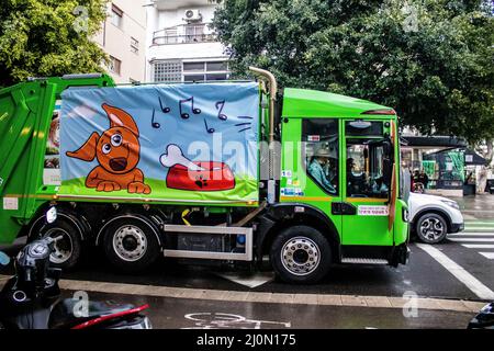 Tel Aviv, Israël - 18 mars 2022 véhicule d'entretien de la ville de tel Aviv dans la rue pour la célébration du carnaval de Purim qui a lieu en mars en Israël, Banque D'Images