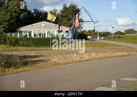 Zeeland, Hollande - 27 septembre 2021 : restauration rapide dans le sud de la Hollande. Bâtiment en bord de route avec possibilité de parc l'après-midi ensoleillé. Tout le kiosque Banque D'Images