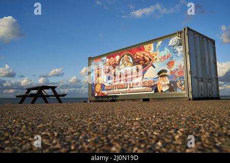 Zeeland, Hollande - 27 septembre 2021 : snack-bar de restauration rapide sur la mer du nord du sud-néerlandais. Conteneur du Kibbelingmeister à l'eau. Benc Banque D'Images