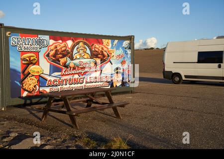 Zeeland, Hollande - 27 septembre 2021 : snack-bar de restauration rapide sur la route en face d'un barrage. Conteneur du Kibbelingmeister. Banquette pour une Banque D'Images