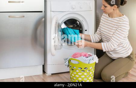 Femme décontractée faisant du linge Banque D'Images