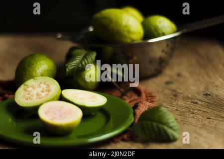 Fermez l'assiette de fruits de la goyave Banque D'Images