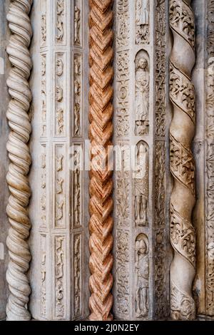 Détails de la porte des colonnes de la Basilique de Santa Maria Maggiore.Bergame, Italie Banque D'Images