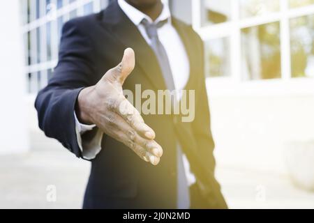 Un homme d'affaires élégant qui se tient à la main Banque D'Images