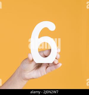 Tenir la main en gros plan numéro 6 Banque D'Images