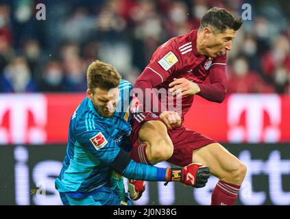 Foul 3-0 11m Robert LEWANDOWSKI, FCB 9 Andreas Luthe, Union Berlin 1 Foul dans le match FC BAYERN MÜNCHEN - 1.FC UNION BERLIN 4-0 1.Ligue allemande de football le 19 mars 2022 à Munich, Allemagne. Saison 2021/2022, match jour 27, 1.Bundesliga, FCB, München, 27.balise Spieltag. FCB, © Peter Schatz / Alamy Live News - LA RÉGLEMENTATION DFL INTERDIT TOUTE UTILISATION DE PHOTOGRAPHIES comme SÉQUENCES D'IMAGES et/ou QUASI-VIDÉO - Banque D'Images