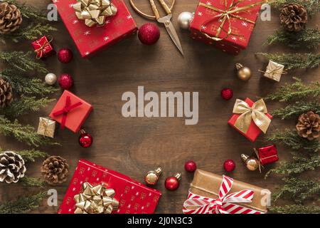 Boîtes-cadeaux lumineuses avec table à branches vertes Banque D'Images