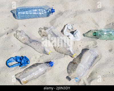 Vider les bouteilles d'eau en plastique sac en plastique sable Banque D'Images