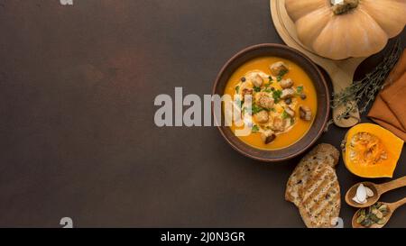 Déposer la soupe de courge d'hiver à plat avec le bol de croûtons de l'espace de copie Banque D'Images