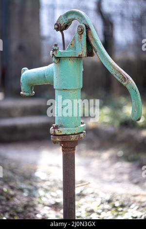 L'ancien robinet d'eau en fer bleu se trouve à l'extérieur. Banque D'Images
