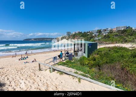 Freshwater Beach à Sydney lors d'une journée d'automne dans un ciel bleu avec un maître-nageur du conseil qui observe les personnes qui se trouvent dans l'océan, Sydney, Nouvelle-Galles du Sud, Australie Banque D'Images