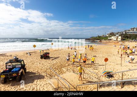Les enfants surfent sur la plage de South Curl Curl en automne, Sydney, Nouvelle-Galles du Sud, Australie Banque D'Images