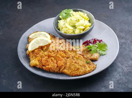 Schnitzel traditionnel frits avec salade de pommes de terre Banque D'Images