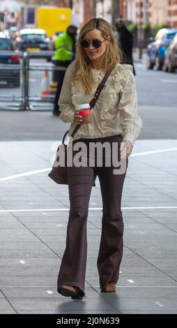 Londres, Angleterre, Royaume-Uni. 20th mars 2022. La présentatrice, la mannequin et l'actrice de la télévision irlandaise LAURA WHITMORE est vue à l'extérieur de la BBC New Broadcasting House. (Image de crédit : © Tayfun Salci/ZUMA Press Wire) Banque D'Images