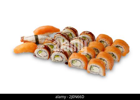 sushi avec saumon, anguille, chair de crabe, avocat, concombre, sauce unagi, nigiri. Isolé sur fond blanc Banque D'Images