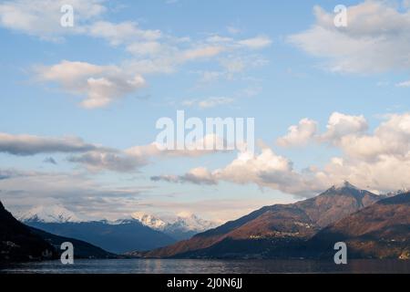 Nuages sur les montagnes autour du lac de Côme.Italie Banque D'Images